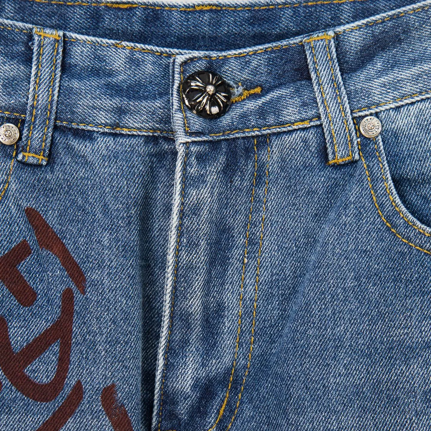 P240 Chrome hearts print stitching black leather classic washed jeans. Really restores the ultimate vintage texture. Three-dimensional version. Loose and comfortable, not picky on the figure. Looks taller and slimmer. Factory precision. Original factory quality control. Same style for men and women. Can be matched with couples. Versatile recommendation. Must-have jeans for all seasons. Fashionistas have been disappointed. From the quality selection of fabrics, the tailoring of details, and the matching of patterns, they are all impeccable! The upper body is so handsome when worn...it can be easily worn by men, women and children! The craftsmanship is made of heavy-duty washed pure cotton denim fabric. After washing, it is soft and thick. It is very stylish when worn on the body. Style number: 1760# Color: blue Size: 28 30 32 34 36